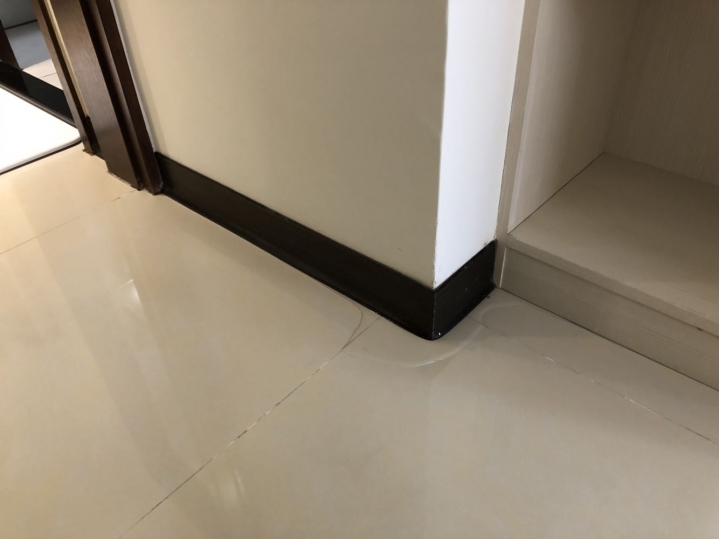 浴室牆角洗澡會反覆滲水