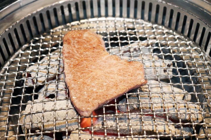 【台南燒肉】肉吧。燒肉 ｜音樂燒肉酒吧的夢幻共演｜霜降度12的A5和牛供應中｜神級食材平價享受｜專人桌邊代烤服務｜