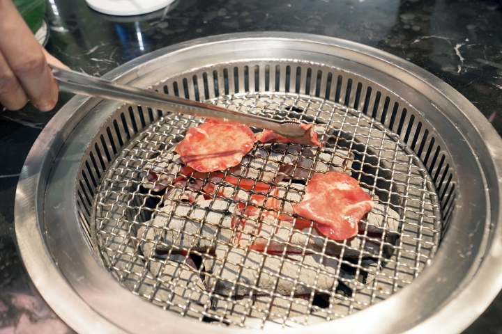【台南燒肉】肉吧。燒肉 ｜音樂燒肉酒吧的夢幻共演｜霜降度12的A5和牛供應中｜神級食材平價享受｜專人桌邊代烤服務｜