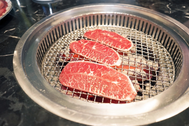 【台南燒肉】肉吧。燒肉 ｜音樂燒肉酒吧的夢幻共演｜霜降度12的A5和牛供應中｜神級食材平價享受｜專人桌邊代烤服務｜