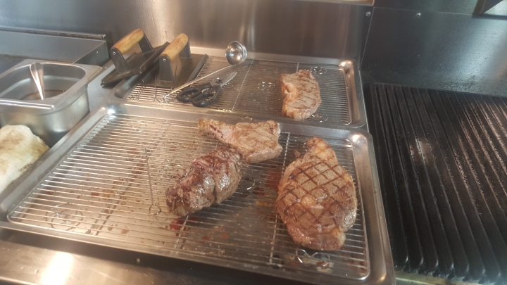 [試吃]ToTsuZen Steak 現切現煎以克計價濕式熟成牛排 投票日的嘗鮮初體驗