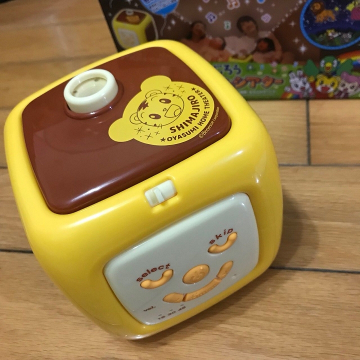 [開箱] 虎爺駕到! 哄睡嬰兒神器-TAKARA TOMY巧虎家庭劇院