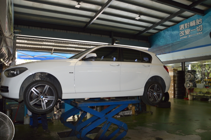 我的小白 Goodyear F1A3 下課了，換VREDESTEIN的SATIN!