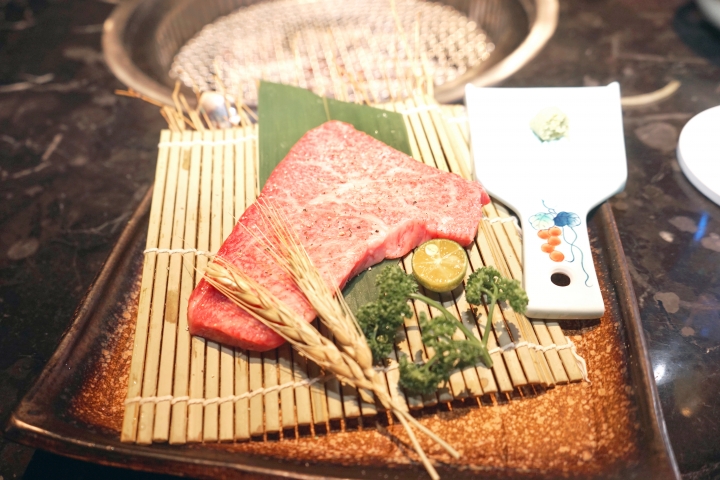 【台南燒肉】肉吧。燒肉 ｜音樂燒肉酒吧的夢幻共演｜霜降度12的A5和牛供應中｜神級食材平價享受｜專人桌邊代烤服務｜