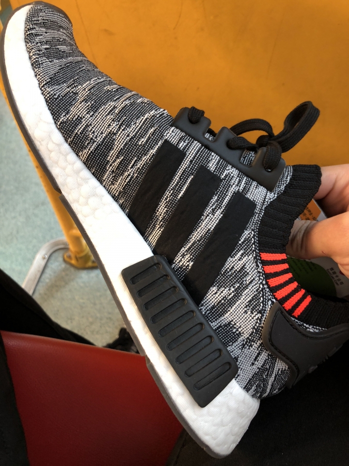 請問nmd r1 這個配色是正版的嗎 順便幫我看是不是假鞋