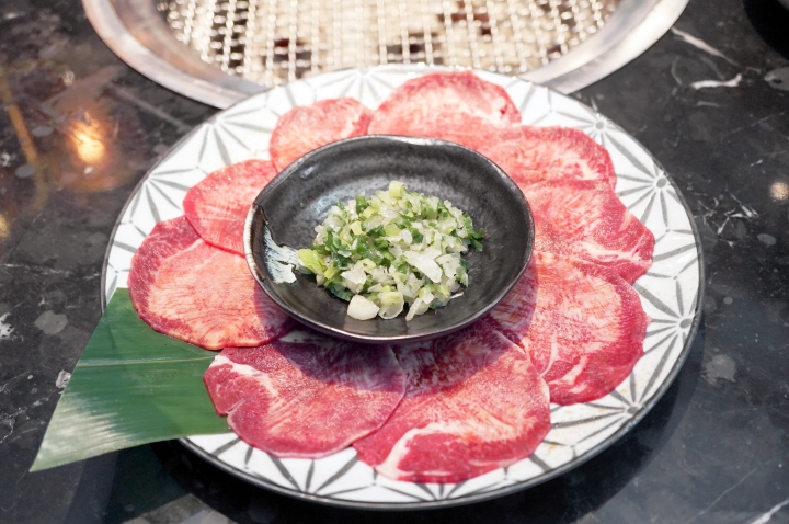 【台南燒肉】肉吧。燒肉 ｜音樂燒肉酒吧的夢幻共演｜霜降度12的A5和牛供應中｜神級食材平價享受｜專人桌邊代烤服務｜