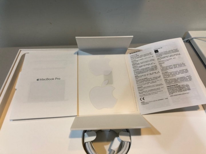 2018 MacBook Pro 13" w/ Touch Bar 開箱