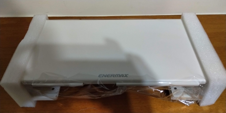 點我看大圖 ENERMAX TANKSTAND 螢幕架 不專業開箱