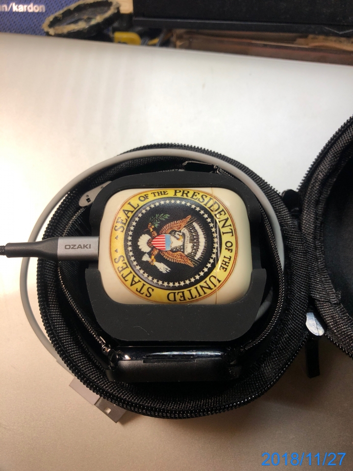 可隨身攜帶或放在家裡的 apple AW 和 蘋果耳機 的漢堡包