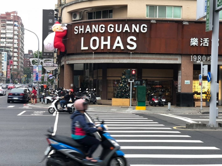LOHAS樂活眼鏡明誠店 - 眼鏡維修新發現。靠近左營瑞豐夜市的質感眼鏡行。同場加碼會員福利>>眼鏡免費深層保養
