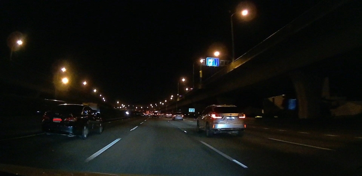 夜晚高速公路不開燈跟本無敵阿~ 高速公路警察局和監理所互踢皮球~