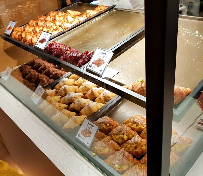 八月堂HAZUKIDO 臺中大遠百店 快閃店 殿堂級可頌 口味多樣 造型美 獨門摺層手法+高級食材原料~ 食記