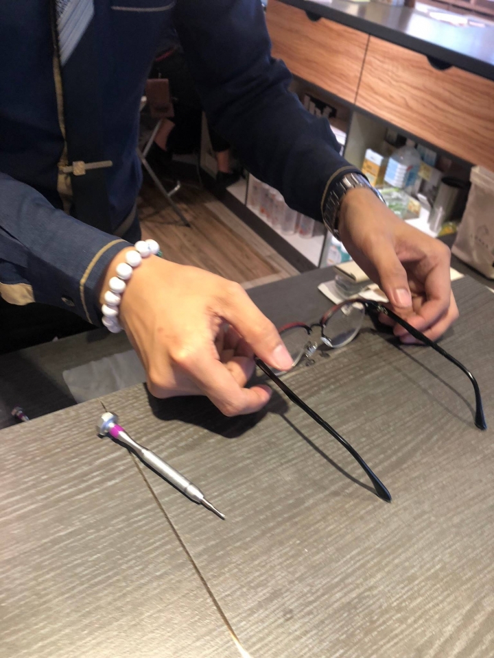 LOHAS樂活眼鏡明誠店 - 眼鏡維修新發現。靠近左營瑞豐夜市的質感眼鏡行。同場加碼會員福利>>眼鏡免費深層保養