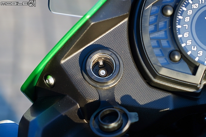Kawasaki Versys-X 300 Tourer 配備滿載的越野旅行者