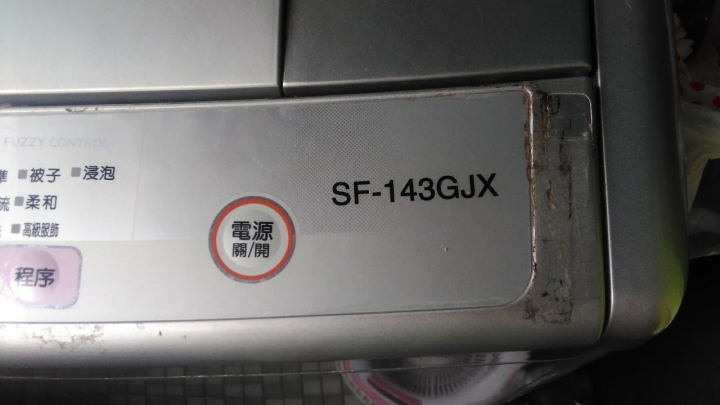 請問日立洗衣機要怎麼拆卸面板？