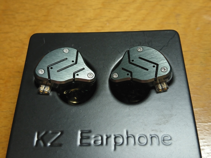 不一樣的KZ，ZSN圈鐵耳機開箱
