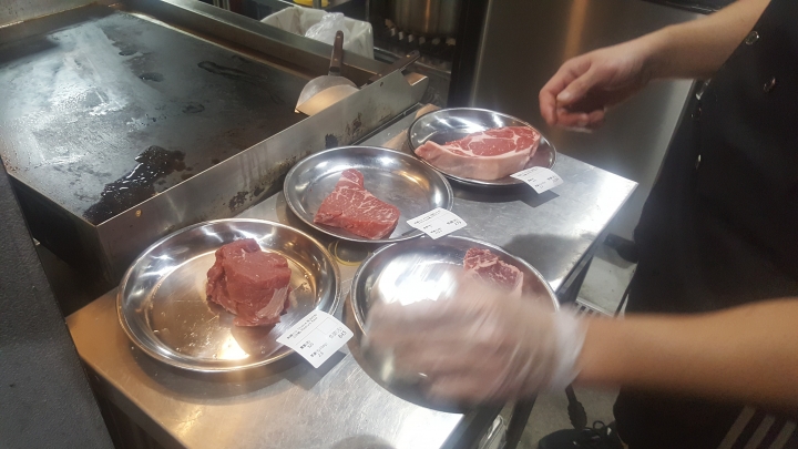 [試吃]ToTsuZen Steak 現切現煎以克計價濕式熟成牛排 投票日的嘗鮮初體驗