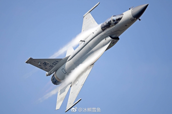 巴基斯坦的梟龍戰機又開始了飛行表演
