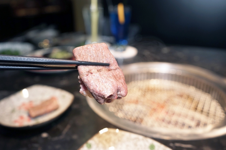【台南燒肉】肉吧。燒肉 ｜音樂燒肉酒吧的夢幻共演｜霜降度12的A5和牛供應中｜神級食材平價享受｜專人桌邊代烤服務｜