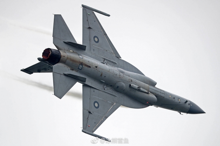 巴基斯坦的梟龍戰機又開始了飛行表演