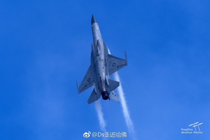 巴基斯坦的梟龍戰機又開始了飛行表演