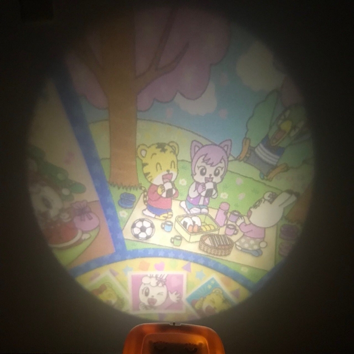 [開箱] 虎爺駕到! 哄睡嬰兒神器-TAKARA TOMY巧虎家庭劇院