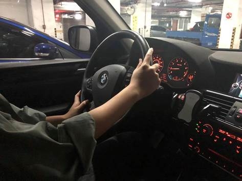 實測！女大生騎車跟開車去看保時捷會有什麼差別？