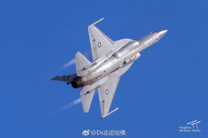 巴基斯坦的梟龍戰機又開始了飛行表演
