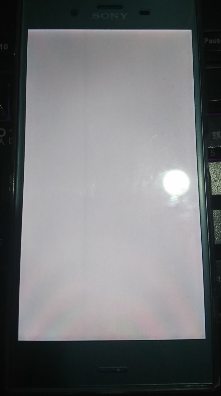 XZ1 購新機使用三個月，螢幕中左方有一條灰線