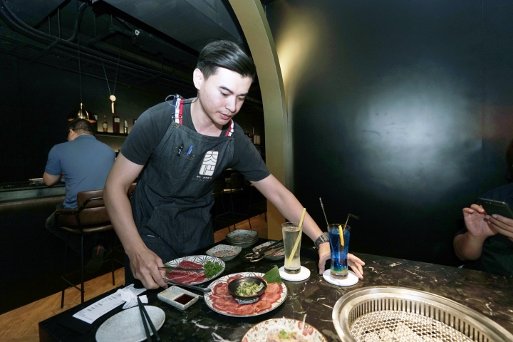 【台南燒肉】肉吧。燒肉 ｜音樂燒肉酒吧的夢幻共演｜霜降度12的A5和牛供應中｜神級食材平價享受｜專人桌邊代烤服務｜