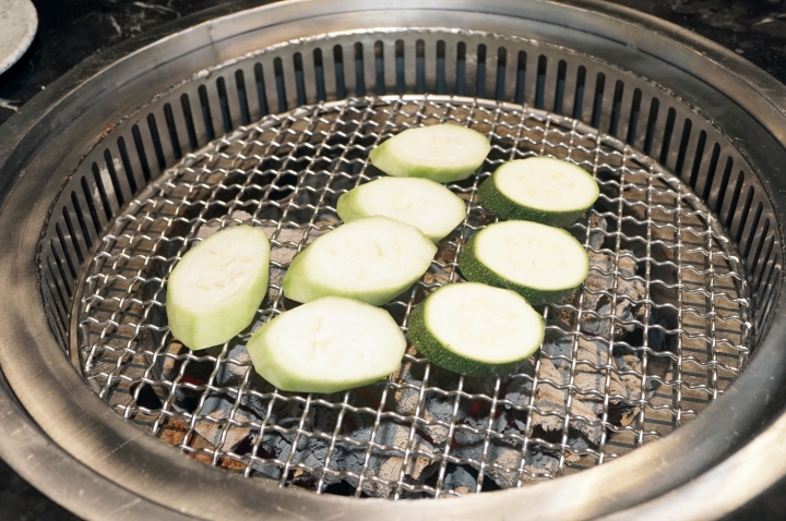 【台南燒肉】肉吧。燒肉 ｜音樂燒肉酒吧的夢幻共演｜霜降度12的A5和牛供應中｜神級食材平價享受｜專人桌邊代烤服務｜