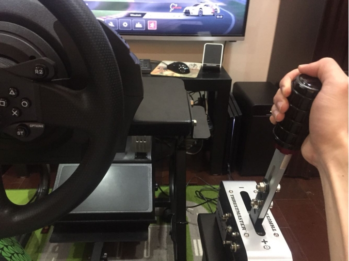 Thrustmaster手煞車與小豬牌排檔架