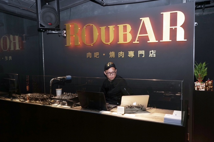 【台南燒肉】肉吧。燒肉 ｜音樂燒肉酒吧的夢幻共演｜霜降度12的A5和牛供應中｜神級食材平價享受｜專人桌邊代烤服務｜