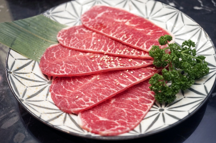 【台南燒肉】肉吧。燒肉 ｜音樂燒肉酒吧的夢幻共演｜霜降度12的A5和牛供應中｜神級食材平價享受｜專人桌邊代烤服務｜