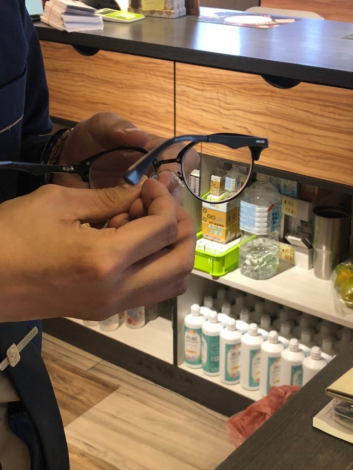 LOHAS樂活眼鏡明誠店 - 眼鏡維修新發現。靠近左營瑞豐夜市的質感眼鏡行。同場加碼會員福利>>眼鏡免費深層保養