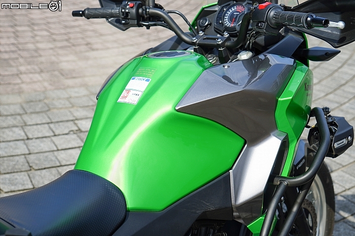 Kawasaki Versys-X 300 Tourer 配備滿載的越野旅行者