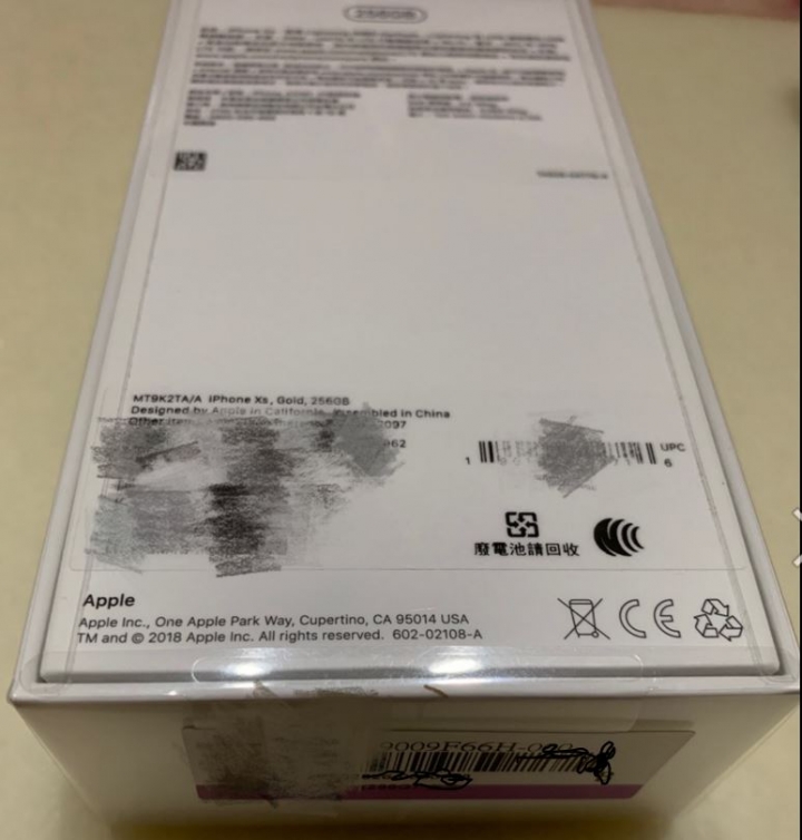 (已解決)在pchome買iphone xs 的大大,拿到的貨的外盒封膜短面兩側有貼條碼嗎?