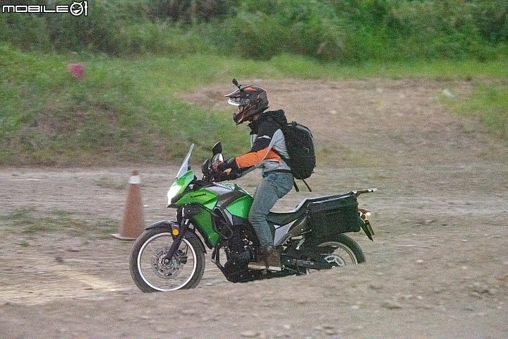 Kawasaki Versys-X 300 Tourer 配備滿載的越野旅行者