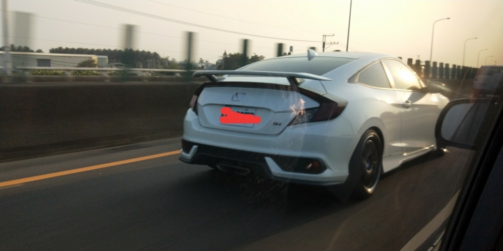 今日國道看到civic 10代 兩門