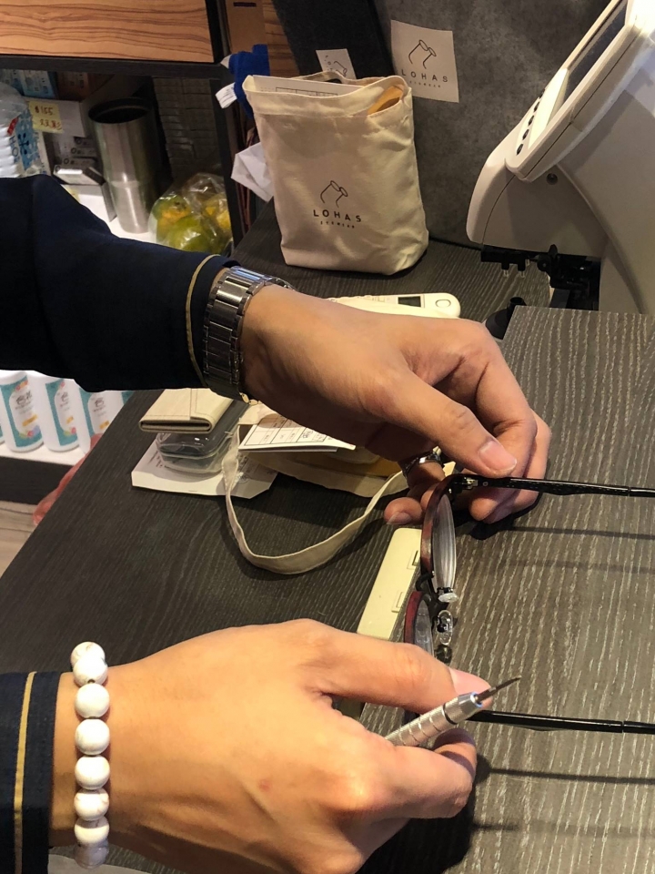 LOHAS樂活眼鏡明誠店 - 眼鏡維修新發現。靠近左營瑞豐夜市的質感眼鏡行。同場加碼會員福利>>眼鏡免費深層保養