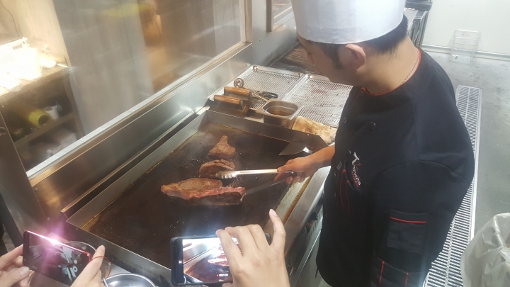 [試吃]ToTsuZen Steak 現切現煎以克計價濕式熟成牛排 投票日的嘗鮮初體驗
