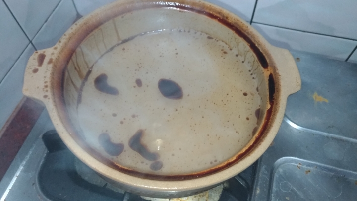 為何砂鍋煮水會有黑油?