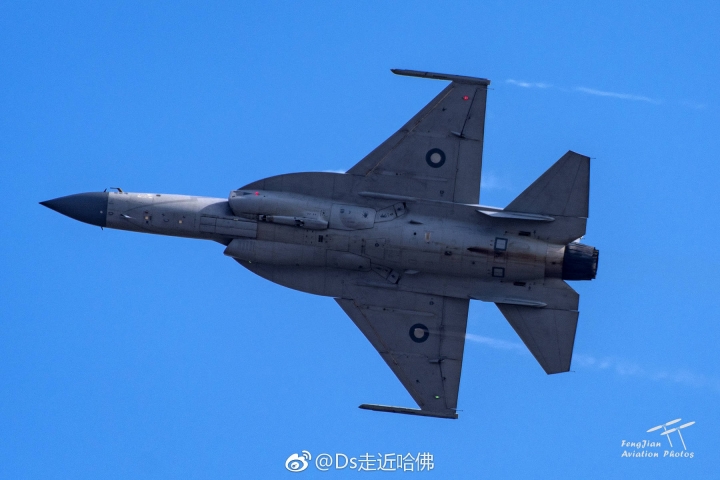 巴基斯坦的梟龍戰機又開始了飛行表演