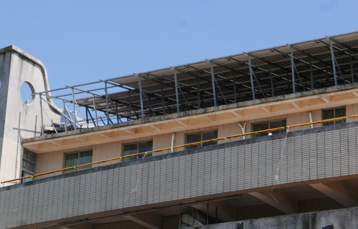缺電 - 無所不用其極建置太陽能面板 高雄仁武大灣國中