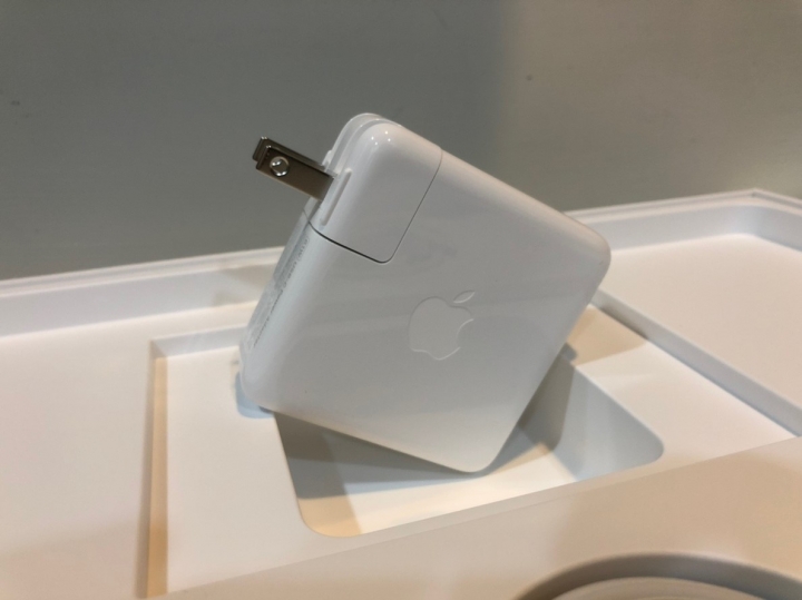 2018 MacBook Pro 13" w/ Touch Bar 開箱
