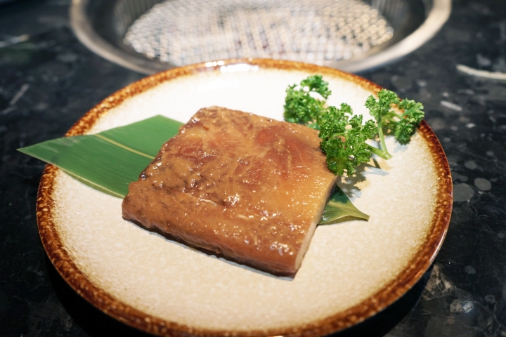 【台南燒肉】肉吧。燒肉 ｜音樂燒肉酒吧的夢幻共演｜霜降度12的A5和牛供應中｜神級食材平價享受｜專人桌邊代烤服務｜