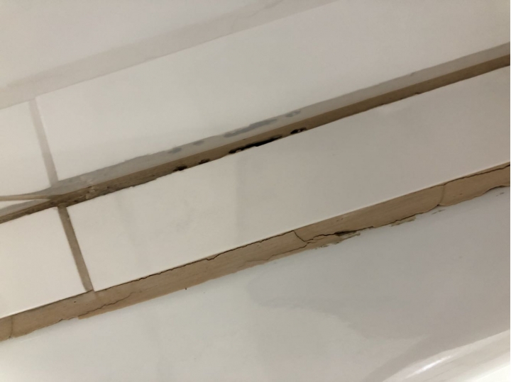 浴室牆角洗澡會反覆滲水