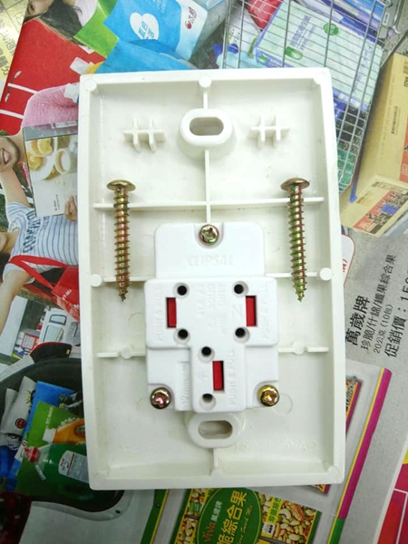 請問這插座該怎麼安裝