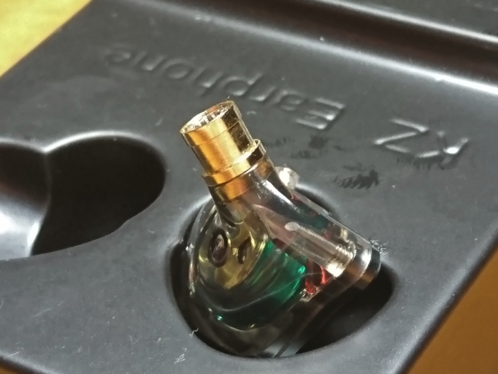 不一樣的KZ，ZSN圈鐵耳機開箱