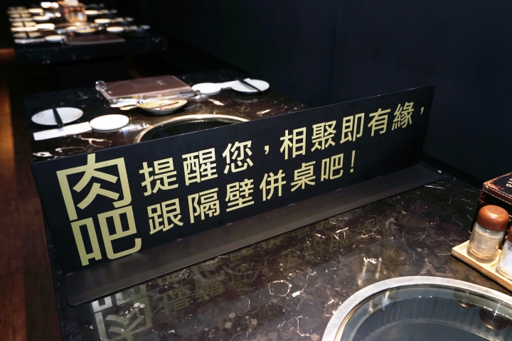【台南燒肉】肉吧。燒肉 ｜音樂燒肉酒吧的夢幻共演｜霜降度12的A5和牛供應中｜神級食材平價享受｜專人桌邊代烤服務｜